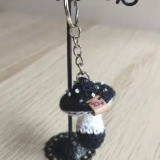 Llavero "Black Mushroom" Amigurumi