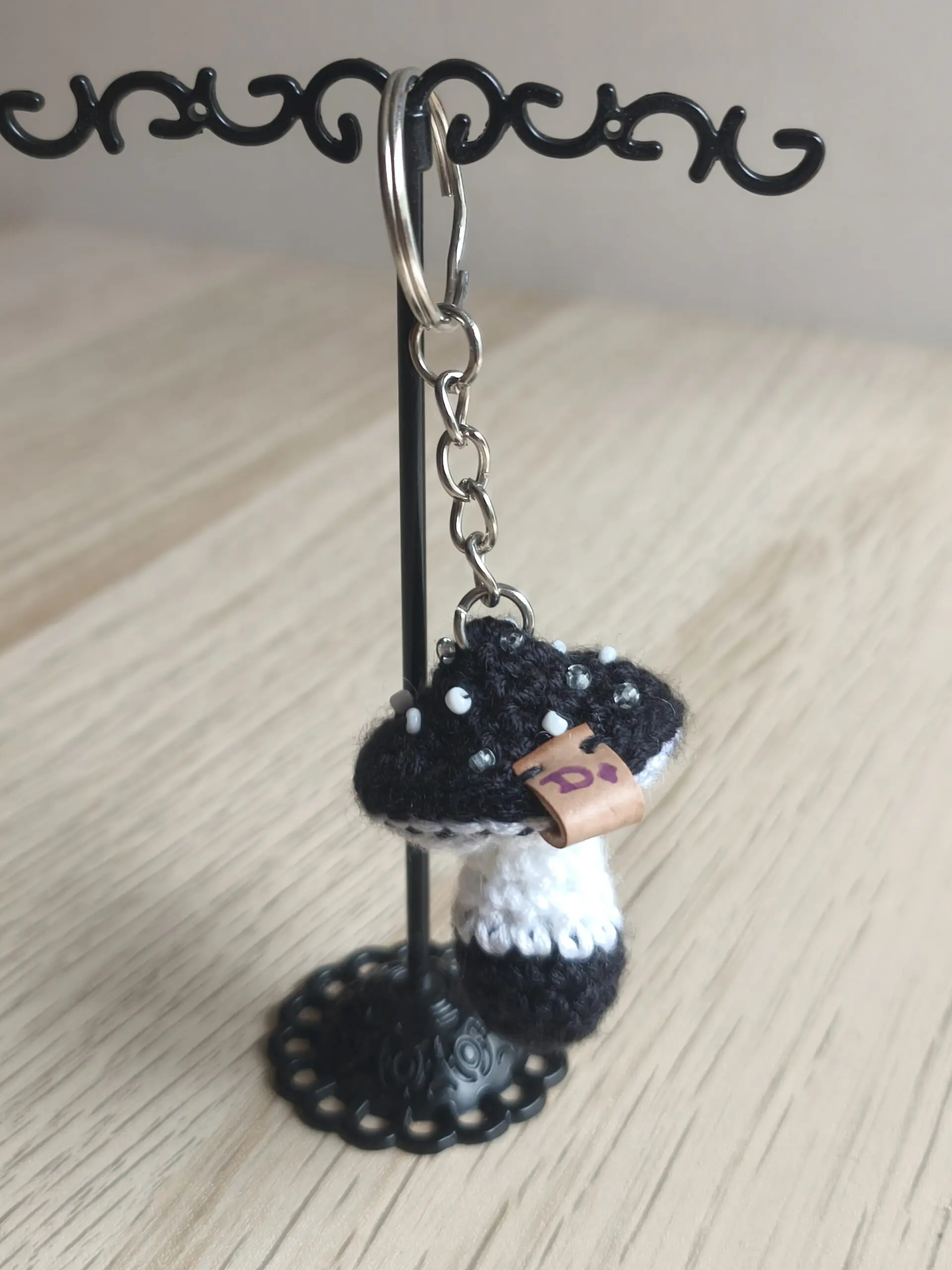 Llavero "Black Mushroom" Amigurumi