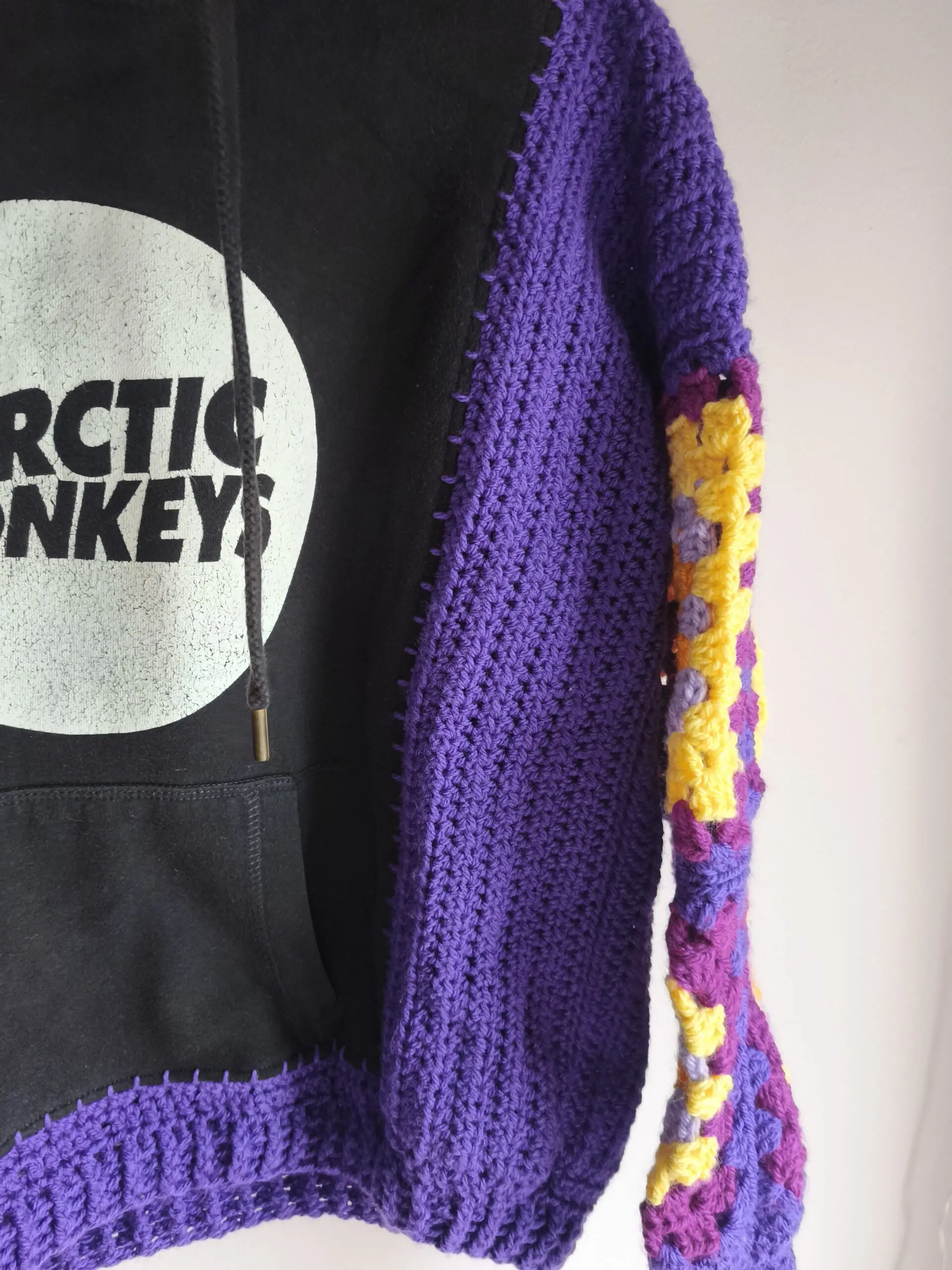 Sudadera Upcycled "Arctic Monkeys" Crochet - Imagen 5