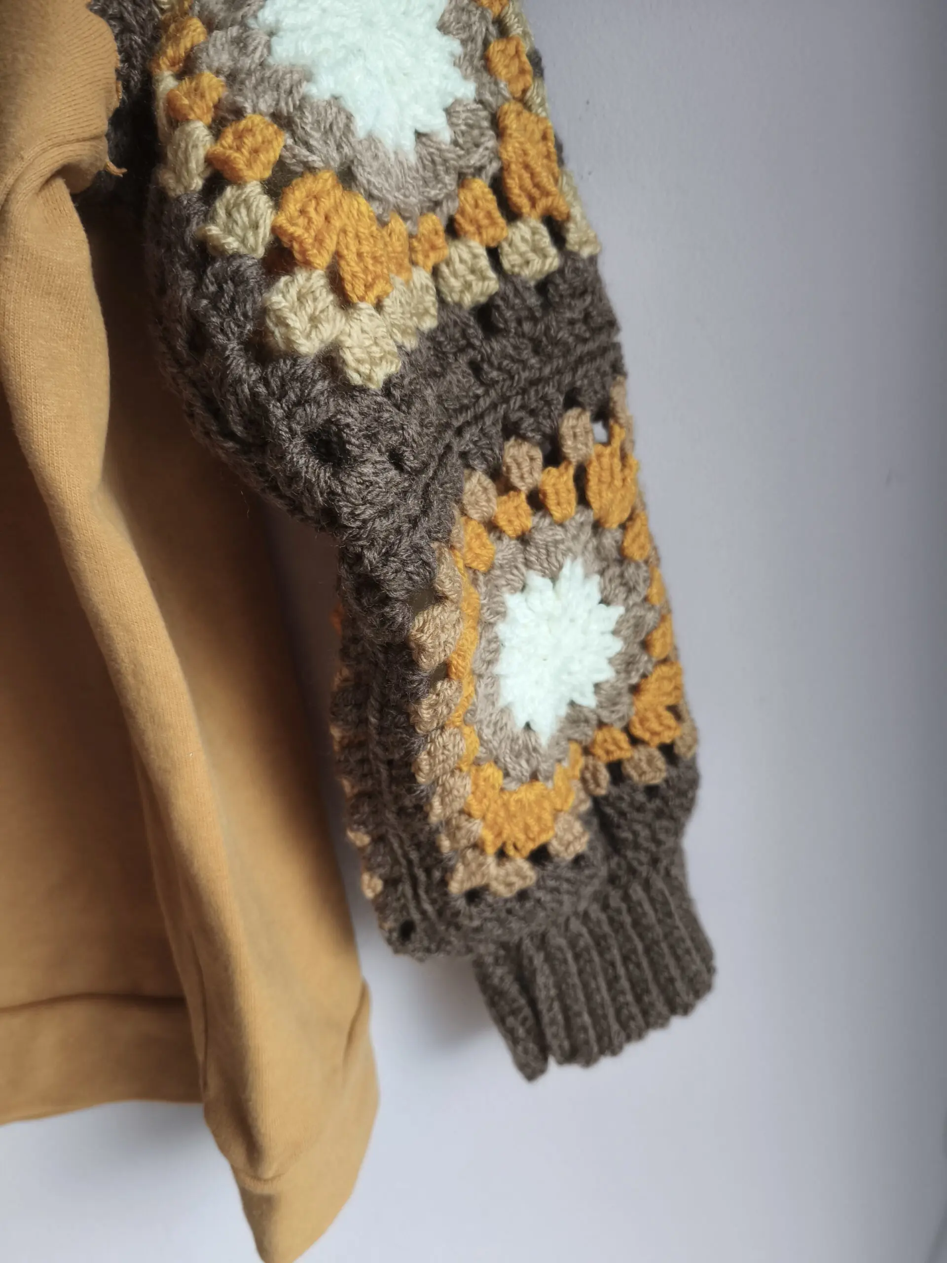 Sudadera Upcycled "Free" Crochet - Imagen 3