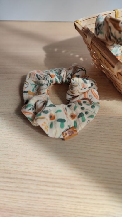 Coletero Scrunchie Beige Leaves - Imagen 2