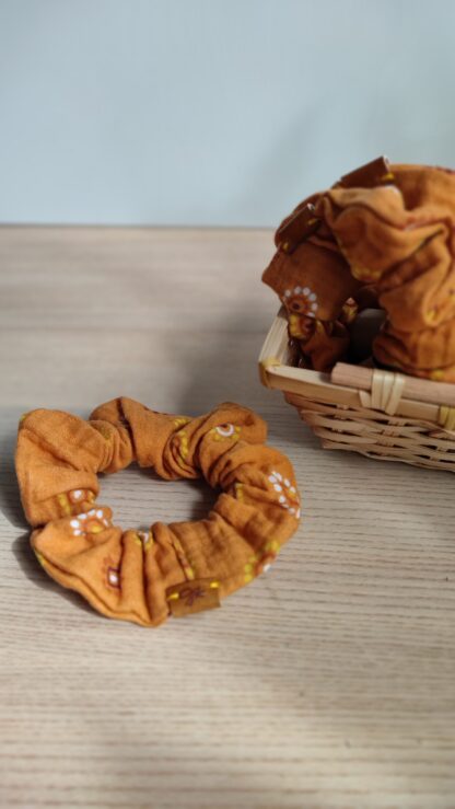 Coletero Scrunchie Orange Flowers - Imagen 3