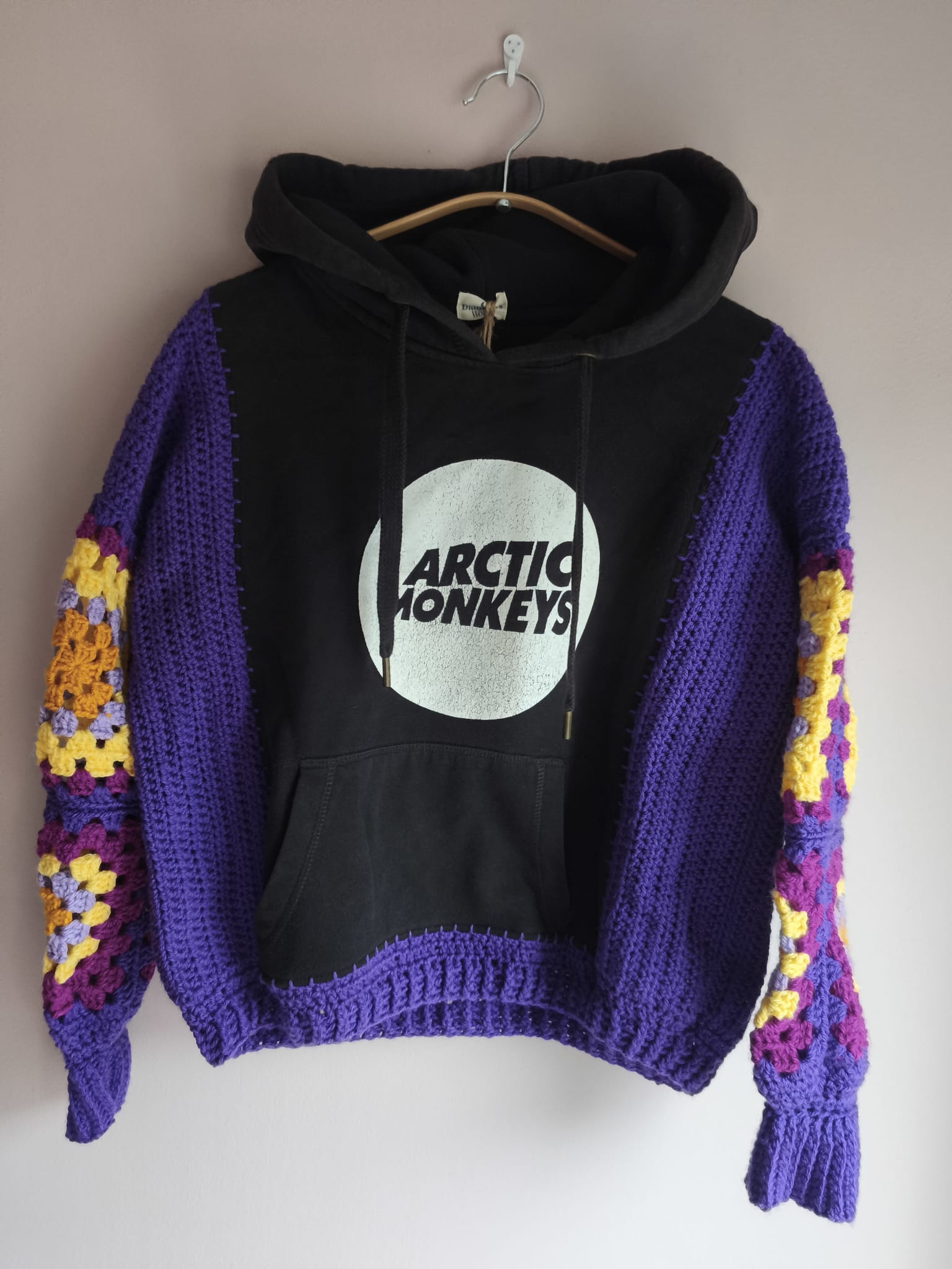 Sudadera Upcycled "Arctic Monkeys" Crochet
